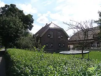 De reizende man, paardenstal met koetshuis, en hooischuur