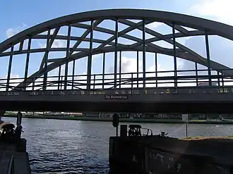 De Op Burenbrug boven het sluisdeel naar het Amsterdam-Rijnkanaal.