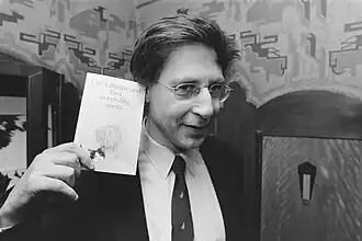 Biesheuvel met het boekenweekgeschenk Een overtollig mens