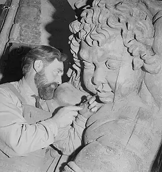 Mooij legt de laatste hand aan een beeld voor de Nieuwe Kerk (1964)