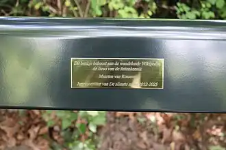 Het plakkaat met de tekst op het 'Wikipedia-bankje'