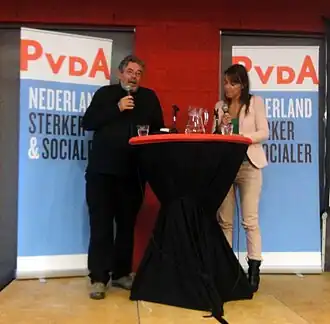 Maarten van Rossem in discussie met studenten onder leiding van Liesbeth Staats in de aanloop van de Tweede Kamerverkiezingen van 2012