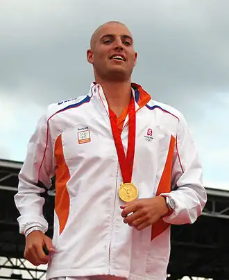 Van der Weijden met zijn gouden medaille na afloop van zijn overwinning op de 10 km open water tijdens de Olympische Zomerspelen 2008 in Peking, China.