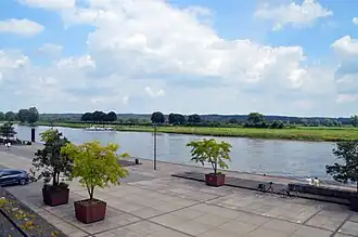 Maasboulevard met zicht op de Stuwwal en de Mookerheide