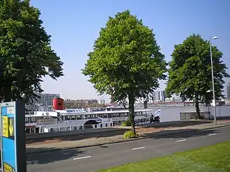 Maasboulevard met links Raderstoomboot "De Majesteit"