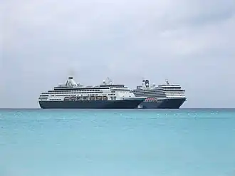 De Westerdam en de Maasdam bij het Bahamaanse eiland Half Moon Cay