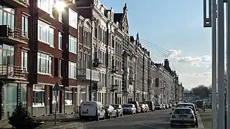 De Maaskade met op de achtergrond de tuien van de Erasmusbrug.