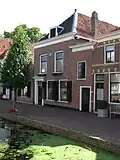 Huis van enigszins stadse allure met schilddak