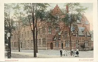 Ingekleurde ansichtkaart uit ca. 1926 van de Ambachtsschool gezien vanuit het zuidoosten