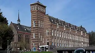 Zicht vanuit het zuidoosten op een deel van het complex met de watertoren. Links de Juvenaatskapel