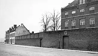 Het ommuurde klooster aan de Blekerij, 1957. Het linkerdeel is een bestaande tuinmuur, die verhoogd is