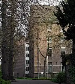 Vernieuwde voorbouw (1952) en middenvleugel (1982, links)