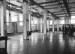 Interieur van gerenoveerde slachthal, 1956