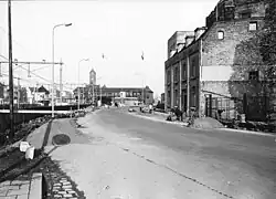 Reconstructie Heerderweg (en sloop pand rechts) na de bouw van de Scharnertunnel, 1962