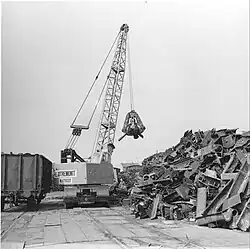 Kraanwerker bij ijzer- en schroothandel H.E. Dotremont, 1951