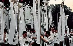 Banieren met pelgrimsstaf van Sint-Servaas, 1990