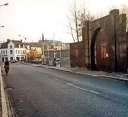 Noordelijk straatdeel: fabriekspoort, 1990