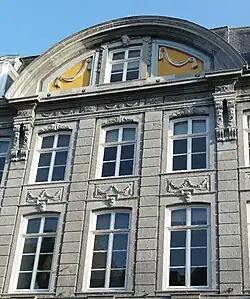 Middendeel gevel met gebogen fronton