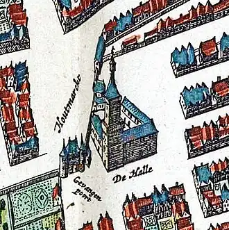 Houtmarkt met Gevangenpoort en Lakenhal, waarachter de Leugenpoort net zichtbaar is