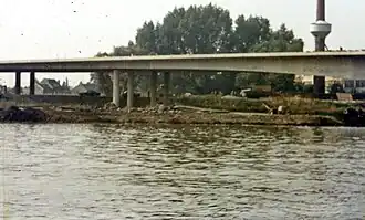 Kennedybrug in aanbouw met schoorsteen (1966)