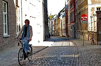 De Lenculenstraat gezien naar het oosten. Rechts de Toneelacademie Maastricht