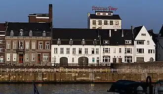 Het brouwerijcomplex aan de Oeverwal. Van links naar rechts: woonhuis Van Aubel (met koeltoren), poortgebouw, 3 woonhuizen (in het hoekhuis Stadsbrouwerij Maastricht). Op de achtergrond het brouwhuis.