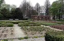 Rosarium met pergola in Malpertuis