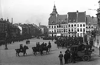 Militaire parade op de Markt, Maastricht, 1901