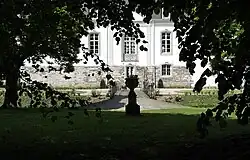 Zicht vanaf hoofdlaan op kasteel