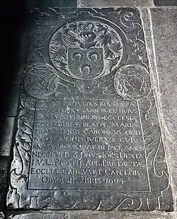 Westelijke kruisgang:grafzerk van 2 kanunniken: magister Joannes van Buel (†1624) en cantor Joannes Stas (†1694)