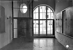 Hal met glazen pui, 1956