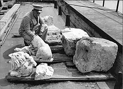 Opgedregde spolia op de kade, juli 1963