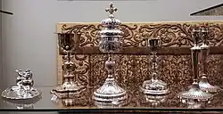 Antependium en liturgisch vaatwerk