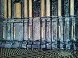 Hardstenen borstwering met kalksinter zuilen