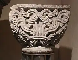 Kapiteel in de oostcrypte, mogelijk van de arcade