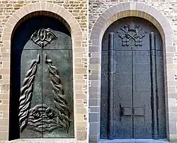 Bronzen deuren van P. Killaars (links) en A. Drielsma