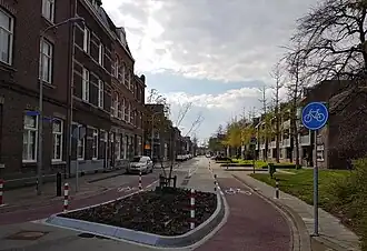 Sint Antoniuslaan gezien vanaf de Parallelweg naar het westen. Rechts de nieuwbouw uit de jaren 80. De middenberm houdt het gemotoriseerd verkeer tegen