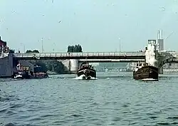 Druk scheepvaartverkeer bij het beweegbare brugdeel, 1966