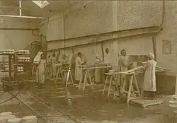 Mannen en vrouwen in de 'verniskamer', 1919