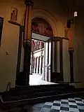 Doorgang vanuit de kerk