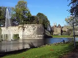 De Vijf Koppen en Jekertoren (op de achtergrond)