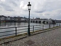 Balustrade en straatlantaarn