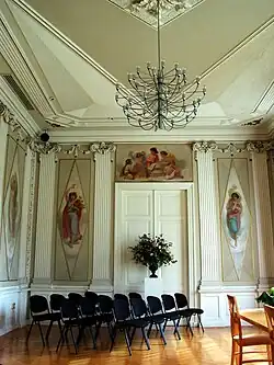 Edmond Hustinxzaal met sierstucwerk en schilderingen