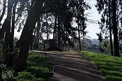 Heuvel met grafmonument