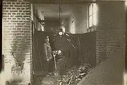 Een stoker in het ketelhuis van stoombierbrouwerij De Keyzer, ca. 1900