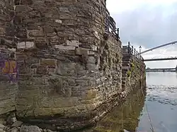 Idem, noordzijde met aansluitende muur en trap