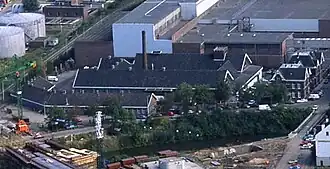 Overzicht van het slachthuiscomplex, ca. 1983. Linksonder de bouw van de Noorderbrug. Rechts de Fransensingel. Op de achtergrond de KNP