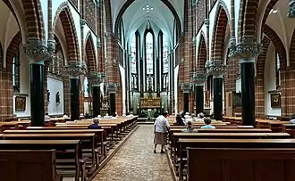Interieur neogotische kloosterkerk