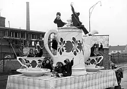 Carnavalswagen 'boerenbont' bij bouwplaats Rema, 1948