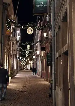 Luxe winkelstraat in kerstsfeer, 2014